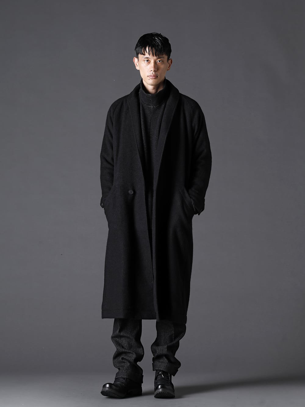 The Viridi-anne(ザ ヴィリジアン) 22-23AW(秋冬) スタイリング - 落ち着いた色味のシックなコートスタイル 秋は一枚で、冬はインナーとして -  VI-3533-01-Black 綿ウール裏毛　ハイネックプルオーバー VI-3533-01-Black 綿ウール裏毛　ハイネックプルオーバー PTN-SHK スケーター パンツ シェットランド ウール / リネン BOOT4-LEATHER ブーツ4 レザー