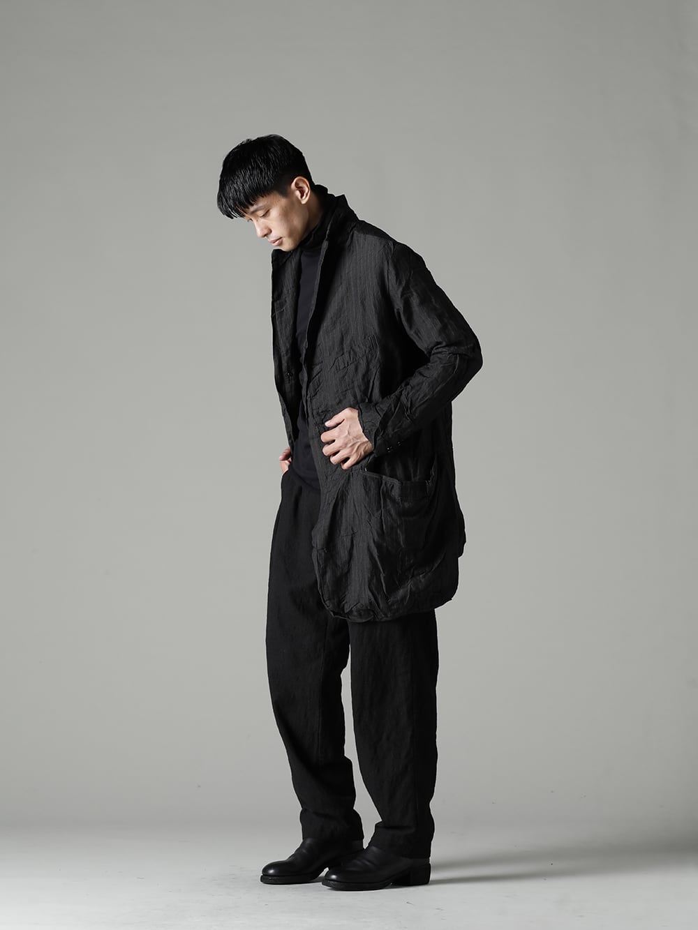 NOUSAN(ノウザン) 22-23AW(秋冬) ３つの素材で生地の奥行きを表現  - Arthur-Coat-Gray-Stripe アーサー コート グレー ストライプ - TTC-swcm-blk コットンボトルネック ブラック - villa-b-22-23aw ワイド イージー パンツ - 788Z_H バックジップブーツ ダブルソール - ホース フルグレイン レザー  2-001