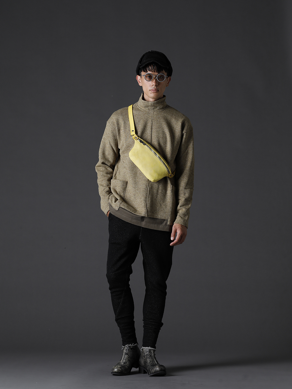 ザ ヴィリディアン / リガーズ / グイディ 2022-23AW スタイリング ジャケットのインナーとしても取り入れやすい秋冬仕様のアースからスタイリング
 - アースカラーとダークトーンを使用した秋スタイル - VI-3533-01-Beige(綿ウール裏毛 ハイネックプルオーバー ベージュ) VI-3534-04(綿ウール裏毛 細身パンツ) PL2-METRO(リミテッド ロング フロントジップブーツ - ホース フルグレイン レザー - METRO) BV06-CO84T(スモール クロッシー ボディ バッグ ソフト ホース フルグレイン レザー CO84T) VI-3548-09(綿ウール キャップ) RG2001TVA-Gray-Gray-Clear(リガーズ コラボレーション サングラス グレー+グレー / L.ミラー) - 1-001