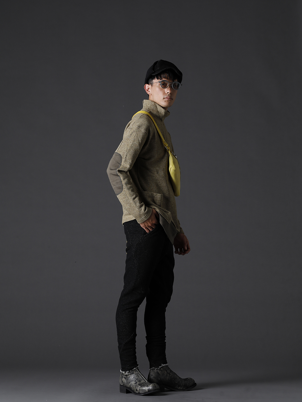 ザ ヴィリディアン / リガーズ / グイディ 2022-23AW - アースカラーとダークトーンを使用した秋スタイル - VI-3533-01-Beige(綿ウール裏毛 ハイネックプルオーバー ベージュ) VI-3534-04(綿ウール裏毛 細身パンツ) PL2-METRO(リミテッド ロング フロントジップブーツ - ホース フルグレイン レザー - METRO) BV06-CO84T(スモール クロッシー ボディ バッグ ソフト ホース フルグレイン レザー CO84T) VI-3548-09(綿ウール キャップ) RG2001TVA-Gray-Gray-Clear(リガーズ コラボレーション サングラス グレー+グレー / L.ミラー) - 1-003