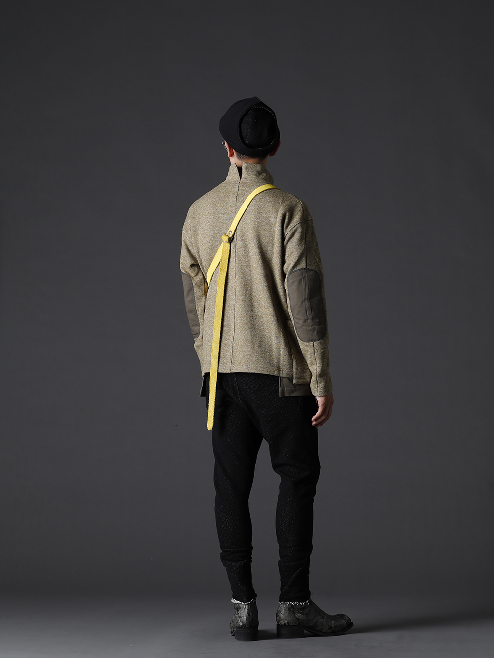 ザ ヴィリディアン / リガーズ / グイディ 2022-23AW - アースカラーとダークトーンを使用した秋スタイル - VI-3533-01-Beige(綿ウール裏毛 ハイネックプルオーバー ベージュ) VI-3534-04(綿ウール裏毛 細身パンツ) PL2-METRO(リミテッド ロング フロントジップブーツ - ホース フルグレイン レザー - METRO) BV06-CO84T(スモール クロッシー ボディ バッグ ソフト ホース フルグレイン レザー CO84T) VI-3548-09(綿ウール キャップ) RG2001TVA-Gray-Gray-Clear(リガーズ コラボレーション サングラス グレー+グレー / L.ミラー) - 1-004