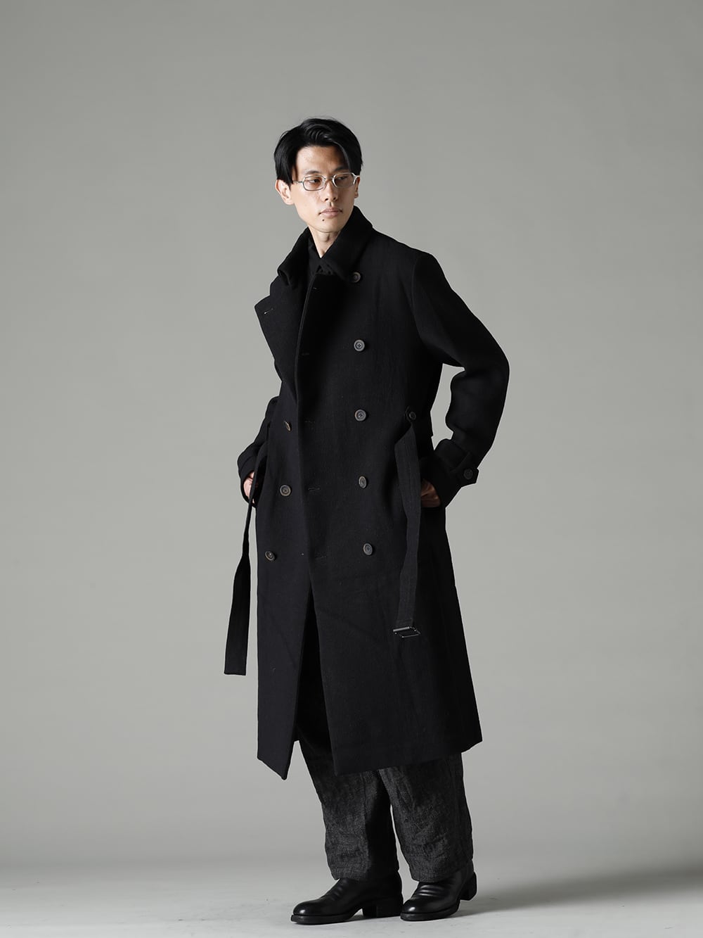 forme d'expression(フォルメ デ エクスプレッション) 22-23AW(秋冬) スタイリング ウォーデン コートで品格のある大人の雰囲気を演出 - HC012-MDRB ウオーデン コート HS007-FGGB リラックス アウター シャツ UP026-354G バギー 5 ポケット パンツ 788Z_H バックジップブーツ ダブルソール - ホース フルグレイン レザー RG0083AG テクスチャード / クリア  1-001