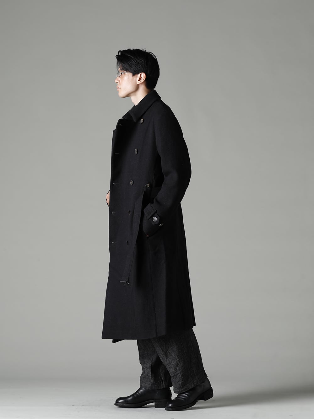 forme d'expression(フォルメ デ エクスプレッション) 22-23AW(秋冬) スタイリング ウォーデン コートで品格のある大人の雰囲気を演出 - HC012-MDRB ウオーデン コート HS007-FGGB リラックス アウター シャツ UP026-354G バギー 5 ポケット パンツ 788Z_H バックジップブーツ ダブルソール - ホース フルグレイン レザー RG0083AG テクスチャード / クリア  1-002