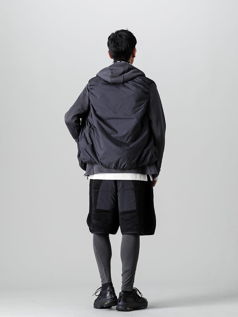 LANTERN - ランタン 22-23AW スタイリング ブランドミックスによるカジュアルなレギンスレイヤードスタイル - MMA-LAN-01-Heating Inner Vest Black - HN1971-M LEOPARD FLEECE SHORTS - SVC879C004-Para Traceur Light Black 1-002