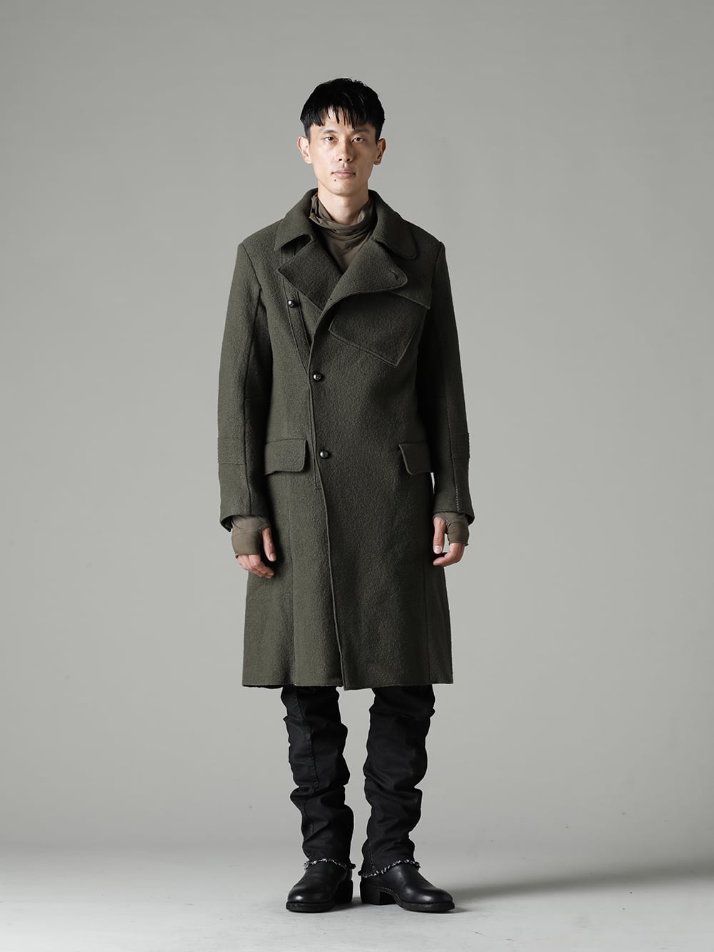 masnada(マスナダ) 22-23AW(秋冬) スタイリング - アシンメトリーにデザインされたダブルブレステッド調デザイン。 ミリタリーコートの定番色。カーキ色のコートで強い男を演出 - M2936 ギャリソン ポケット コート M2981 ハイネック Tシャツ M2931 バギー ジーンズ