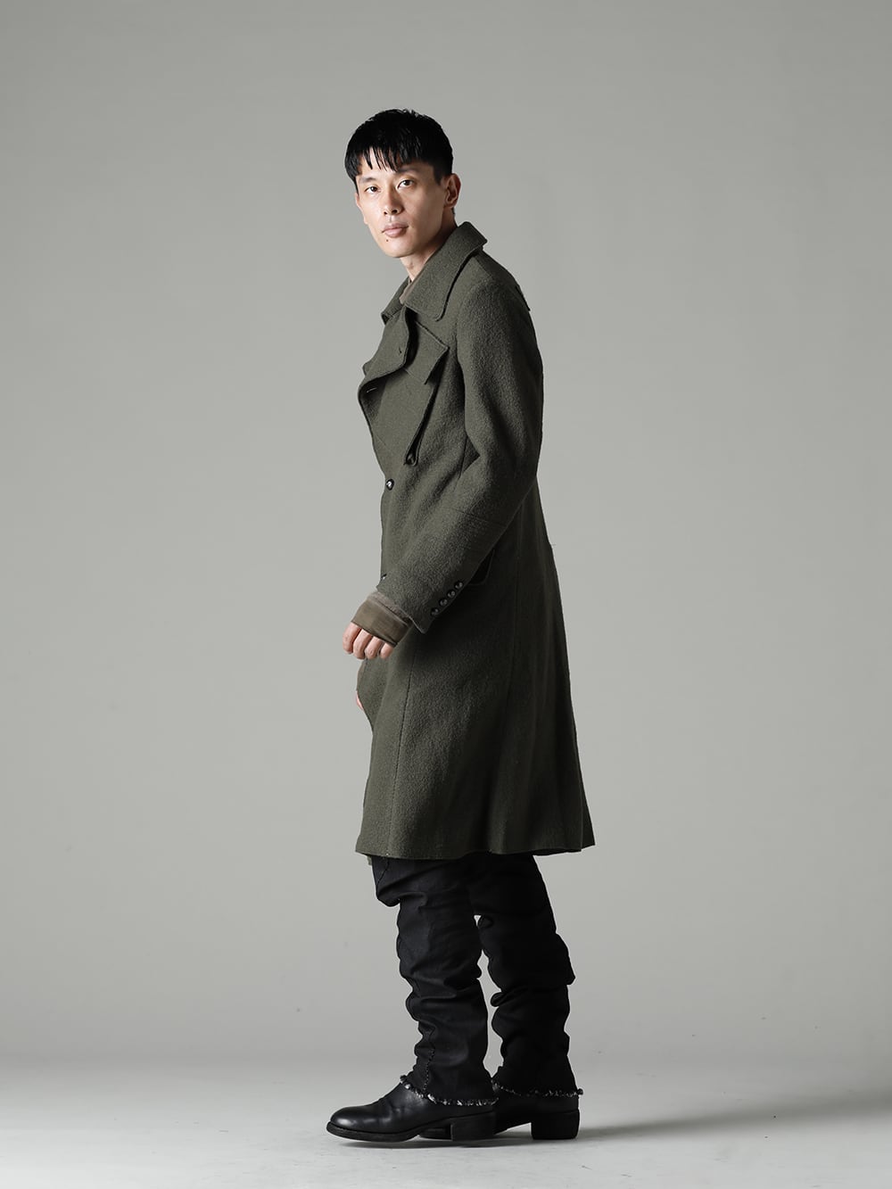 masnada(マスナダ) 22-23AW(秋冬) スタイリング ミリタリーコートの定番色。カーキ色のコートで強い男を演出 - M2936 ギャリソン ポケット コート M2981 ハイネック Tシャツ M2931 バギー ジーンズ 1-001