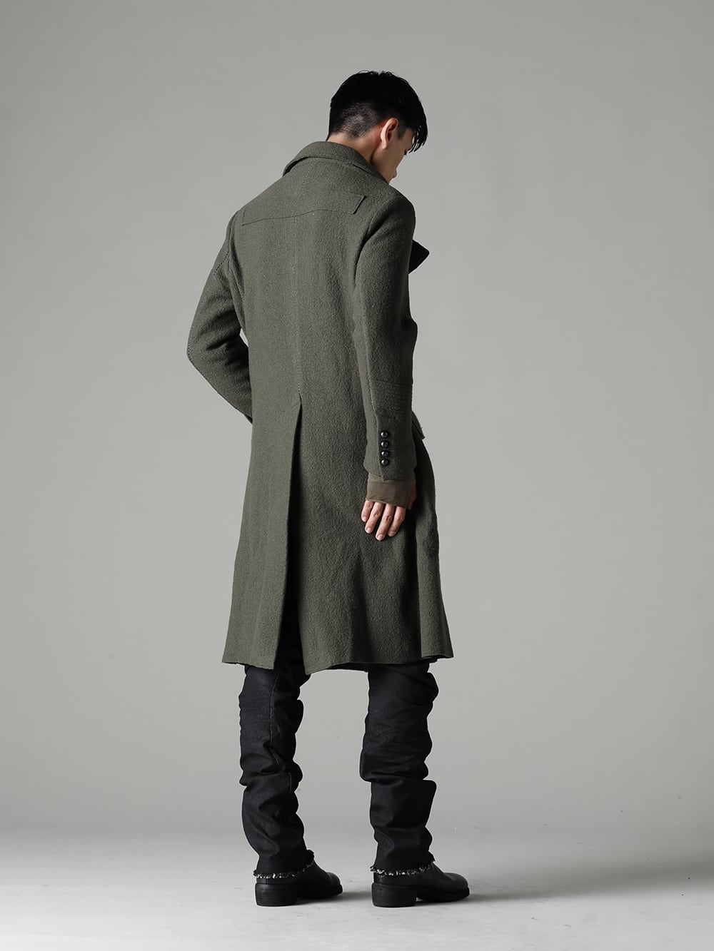 masnada(マスナダ) 22-23AW(秋冬) スタイリング ミリタリーコートの定番色。カーキ色のコートで強い男を演出 - M2936 ギャリソン ポケット コート M2981 ハイネック Tシャツ M2931 バギー ジーンズ 1-002