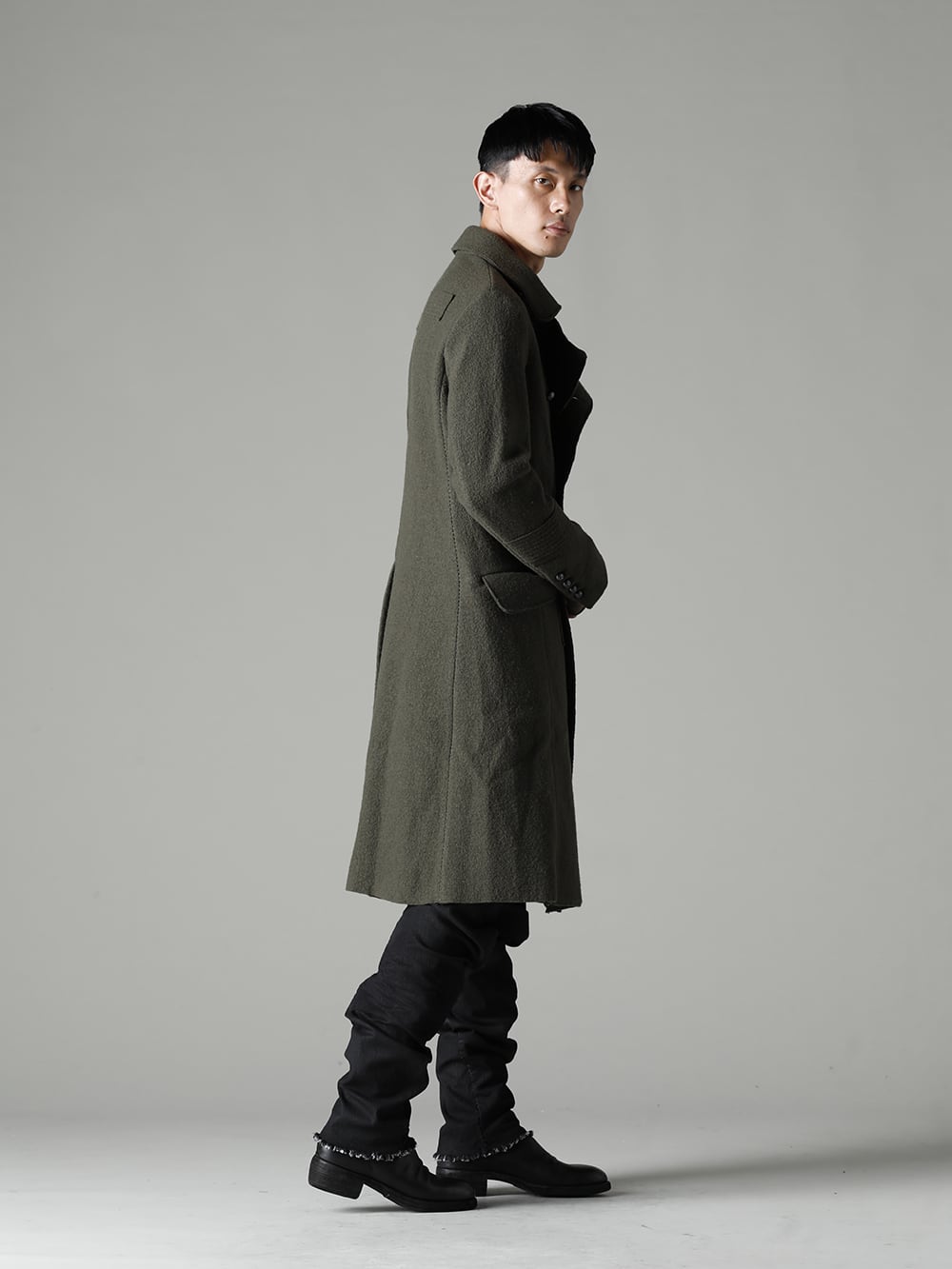 masnada(マスナダ) 22-23AW(秋冬) スタイリング ミリタリーコートの定番色。カーキ色のコートで強い男を演出 - M2936 ギャリソン ポケット コート M2981 ハイネック Tシャツ M2931 バギー ジーンズ 1-003