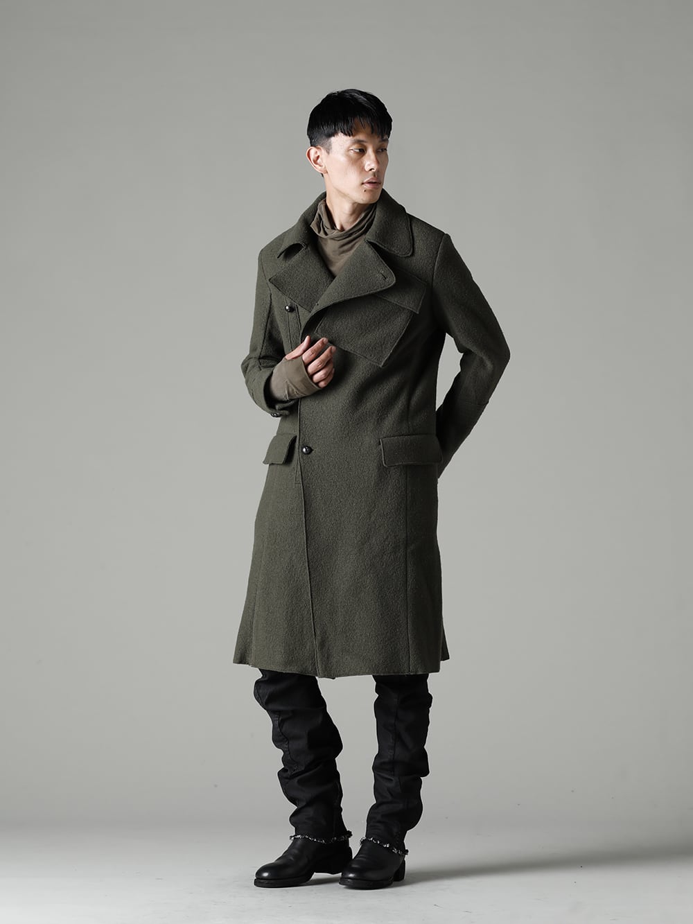 masnada(マスナダ) 22-23AW(秋冬) スタイリング ミリタリーコートの定番色。カーキ色のコートで強い男を演出 - M2936 ギャリソン ポケット コート M2981 ハイネック Tシャツ M2931 バギー ジーンズ 1-003