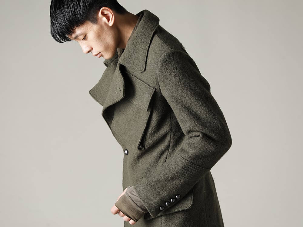 masnada(マスナダ) 22-23AW(秋冬) アシンメトリーにデザインされたダブルブレステッド調デザイン  - M2936 ギャリソン ポケット コート  2-001