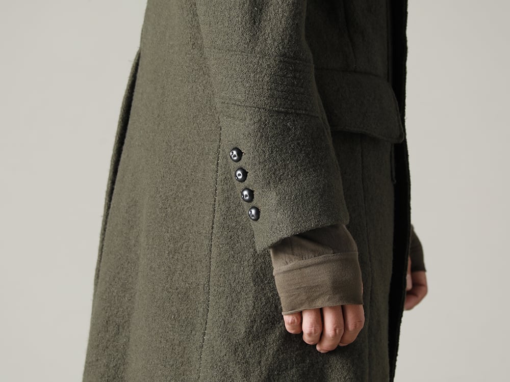 masnada(マスナダ) 22-23AW(秋冬) アシンメトリーにデザインされたダブルブレステッド調デザイン  - M2936 ギャリソン ポケット コート  2-004