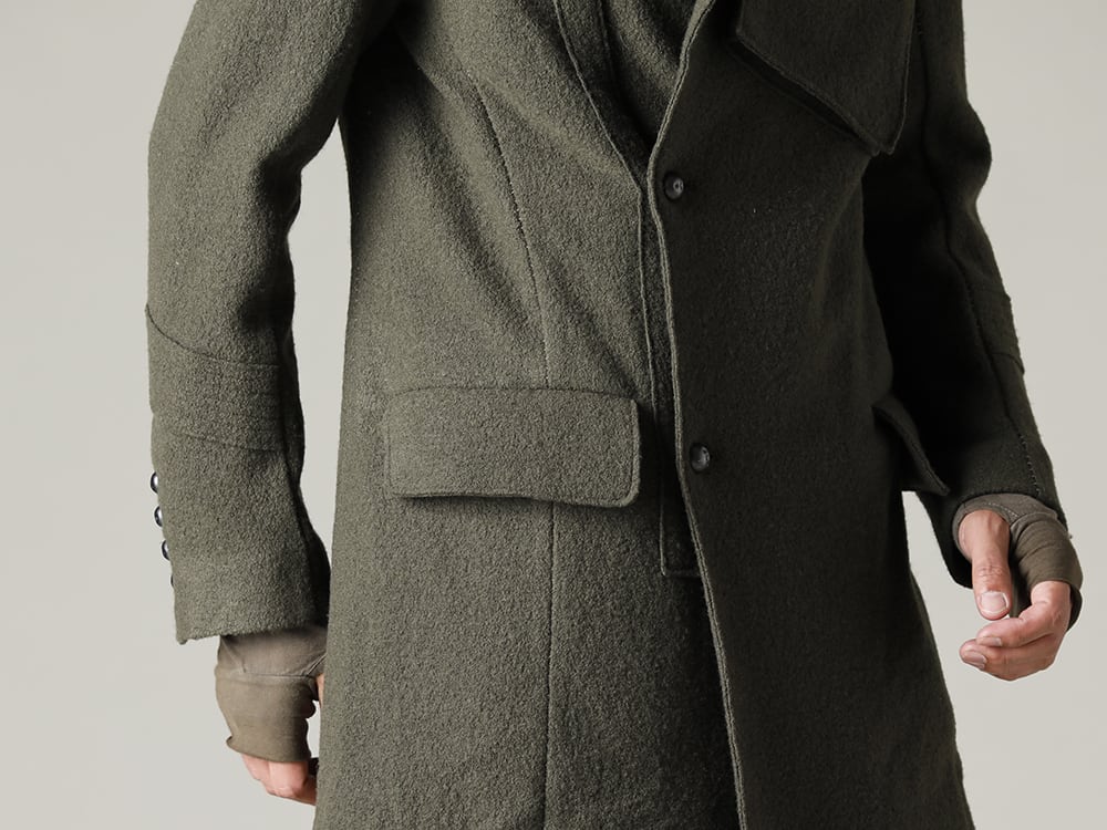 masnada(マスナダ) 22-23AW(秋冬) アシンメトリーにデザインされたダブルブレステッド調デザイン  - M2936 ギャリソン ポケット コート  2-005