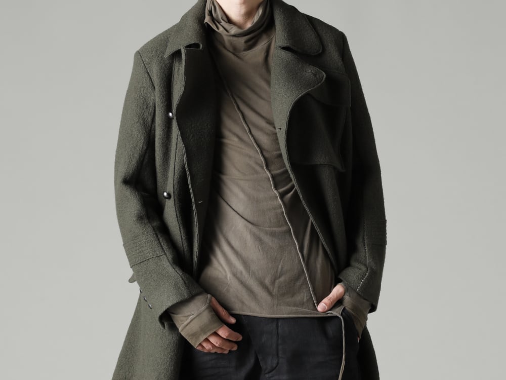 masnada(マスナダ) 22-23AW(秋冬) インパクトあるアイテムでシンプルになりがちなインナーにアクセントを - M2936 ギャリソン ポケット コート M2981 ハイネック Tシャツ 3-001