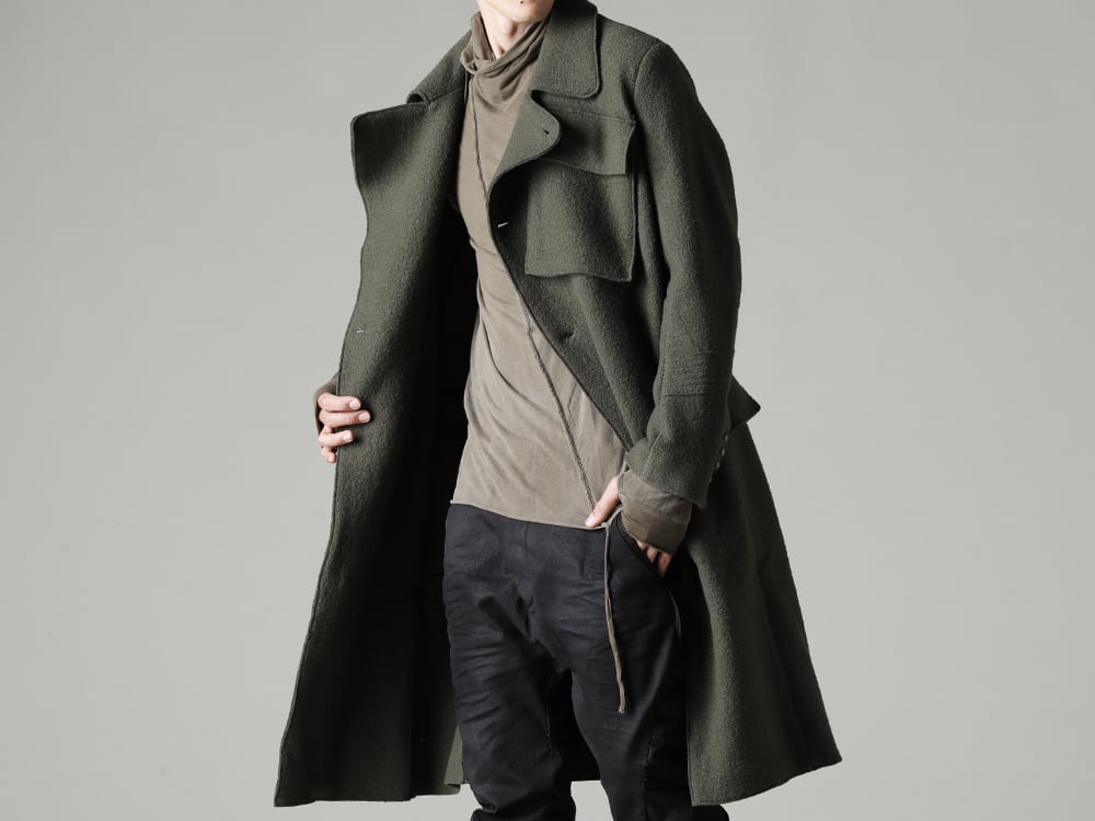 masnada(マスナダ) 22-23AW(秋冬) インパクトあるアイテムでシンプルになりがちなインナーにアクセントを - M2936 ギャリソン ポケット コート M2981 ハイネック Tシャツ M2931 バギー ジーンズ 3-002