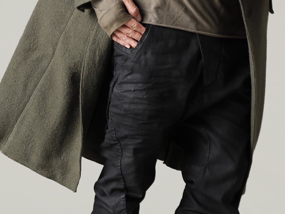 masnada(マスナダ) 22-23AW(秋冬) インパクトあるアイテムでシンプルになりがちなインナーにアクセントを - M2936 ギャリソン ポケット コート M2981 ハイネック Tシャツ M2931 バギー ジーンズ 3-003