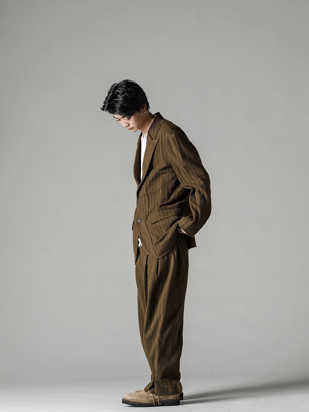 ZIGGY CHEN-ジギーチェン 22-23AW(秋冬) スタイリング 驚くほど軽量で着心地も抜群なセットアップスタイル - 0M2230919-ウルトラライトウェイト 2ボタンブレザー - UK7553-Off-White-ロングスリーブ ニットトップ. オフホワイト - 0M2230516-スリットトラウザーズ - 792V_N-CO93T-クラシックダービーラバーソール　ノルヴェジェーゼ - ホースフルグレインレザー - 792V_N CO93T 1-001