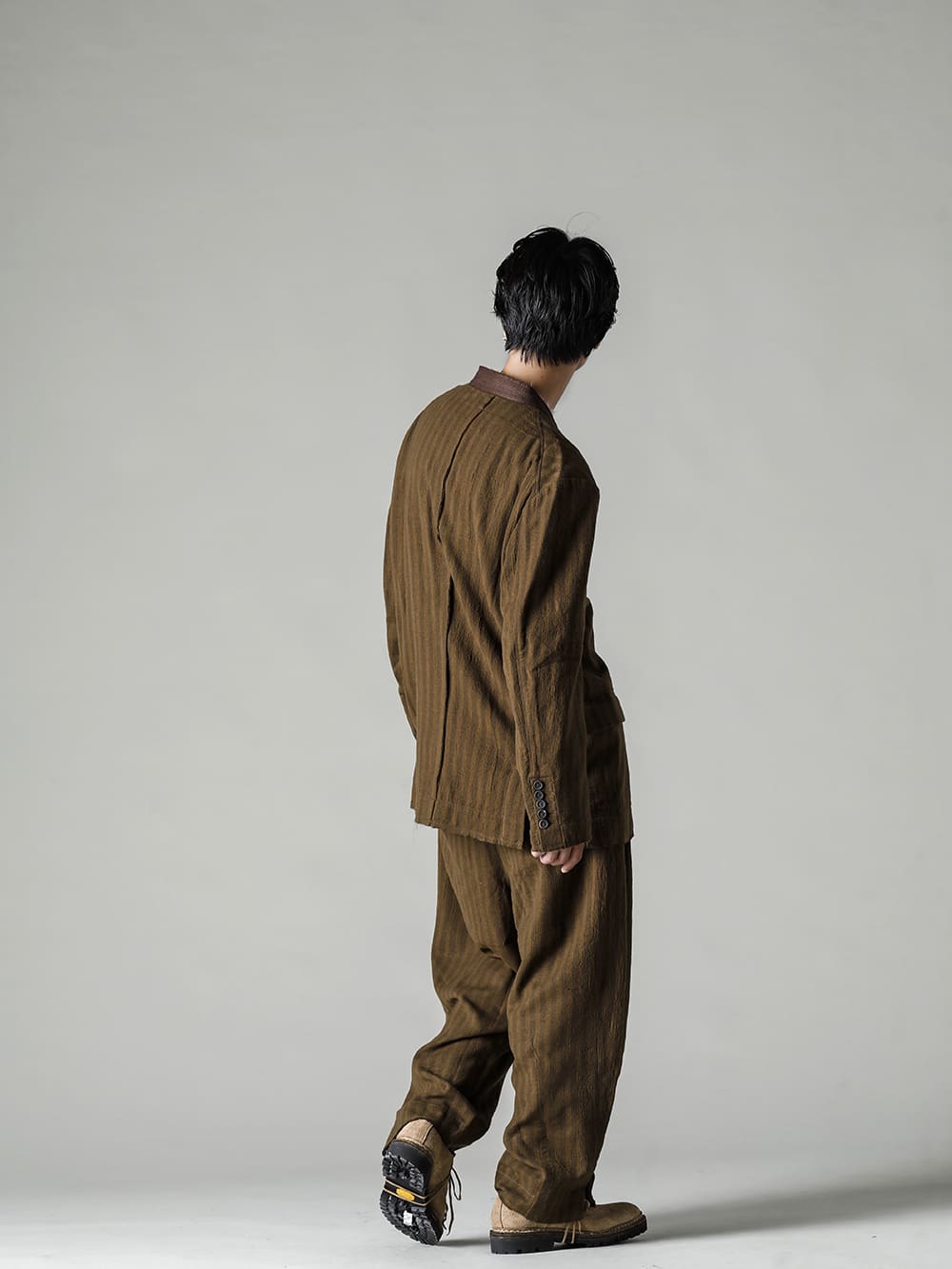 ZIGGY CHEN-ジギーチェン 22-23AW(秋冬) スタイリング 驚くほど軽量で着心地も抜群なセットアップスタイル - 0M2230919-ウルトラライトウェイト 2ボタンブレザー - UK7553-Off-White-ロングスリーブ ニットトップ. オフホワイト - 0M2230516-スリットトラウザーズ - 792V_N-CO93T-クラシックダービーラバーソール　ノルヴェジェーゼ - ホースフルグレインレザー - 792V_N CO93T 1-002