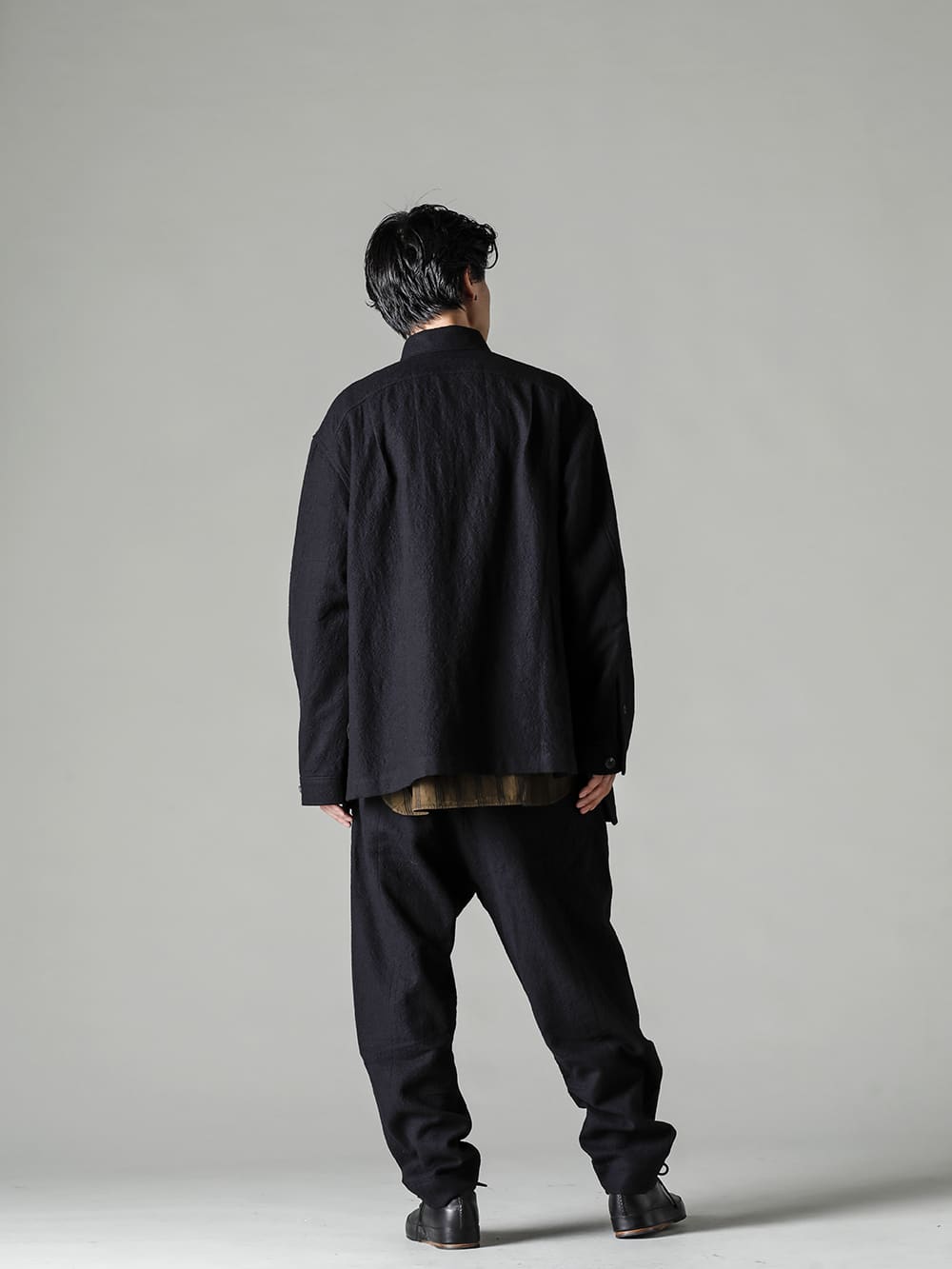 ZIGGY CHEN 22-23AW styling The shirt jacket has a high degree of versatility in layering than other jackets. - 0M2230733-Geometric Patchwork Shirt - 0M2230706-Front Slit Pocket Shirt - 0M2230512-Horizontal Seam Tapered Cut Trousers - Handsewn-Classic-Lo-ハンドソーン クラシック ロー 1-002