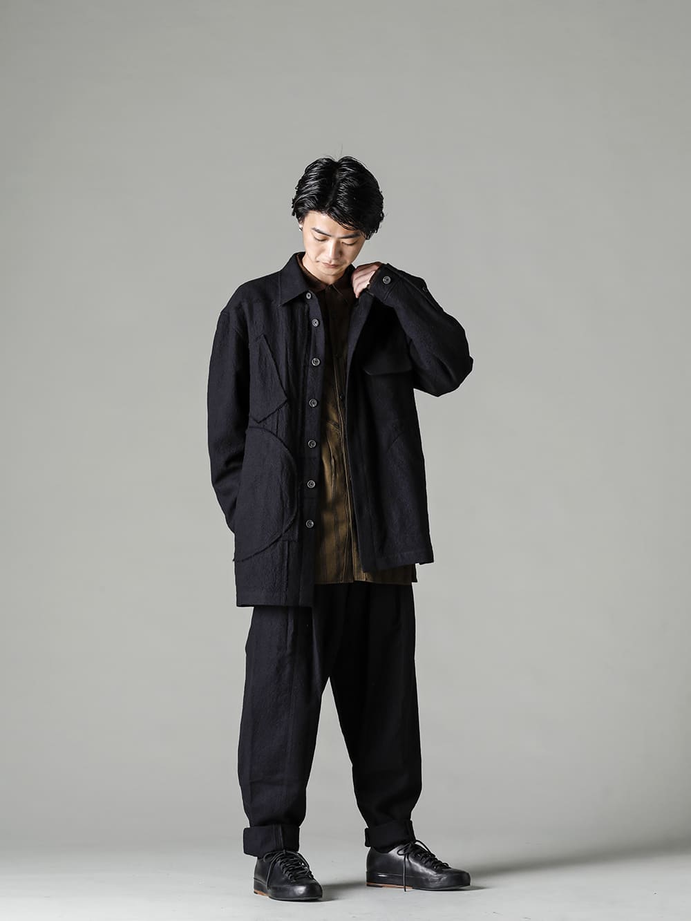 ZIGGY CHEN 22-23AW styling The shirt jacket has a high degree of versatility in layering than other jackets. - 0M2230733-Geometric Patchwork Shirt - 0M2230706-Front Slit Pocket Shirt - 0M2230512-Horizontal Seam Tapered Cut Trousers - Handsewn-Classic-Lo-ハンドソーン クラシック ロー 1-003