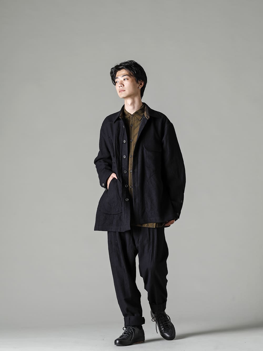 ZIGGY CHEN 22-23AW The simple 2-tuck pants that show the high quality of ZIGGY CHEN's wear. - 0M2230733-Geometric Patchwork Shirt - 0M2230706-Front Slit Pocket Shirt - 0M2230512-Horizontal Seam Tapered Cut Trousers - Handsewn-Classic-Lo-ハンドソーン クラシック ロー 3-004