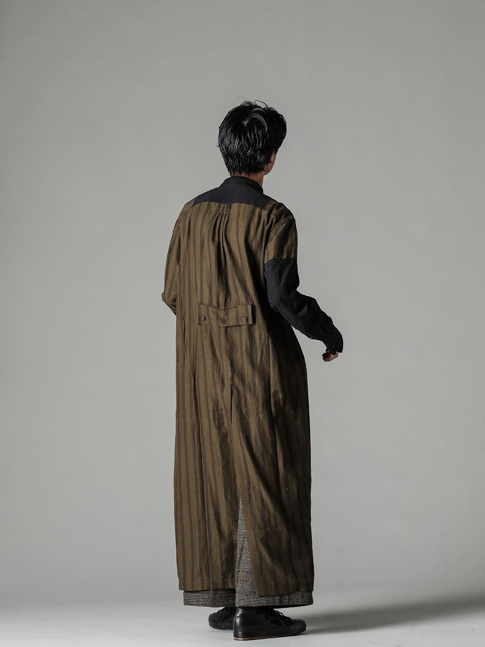 ZIGGY CHEN(ジギー チェン) 22-23AW(秋冬) 0M2230719 Bi-カラー フロントスリット シャツローブ 2-002