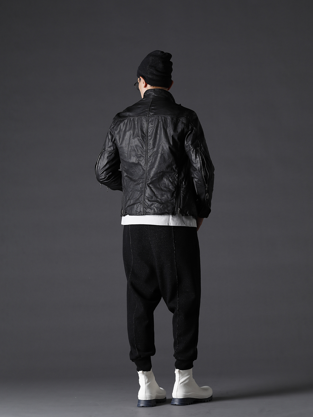 The Viridi-anne / RIGARDS / GUIDI 2022-23AW - Monotone style with leather as the main fabric. - VI-3504-06-Black(Goat Leather Jacket Black) VI-3545-01-L-Gray(Jersey Stitch Embroidered L/S Tee L.Gray) VI-3535-04(Wool / Cotton brushed lining Drop Crotch Pants) VS01(Front Zip Sneakers Boots-Horse Full Grain Leather) VI-3549-09(Cotton Wool Beanie) RG2001TVA-Vintage-Black-Black(RIGARDS collaboration sunglasses - Vintage Black+Black / Clear+D.Gray Lens) - 1-004