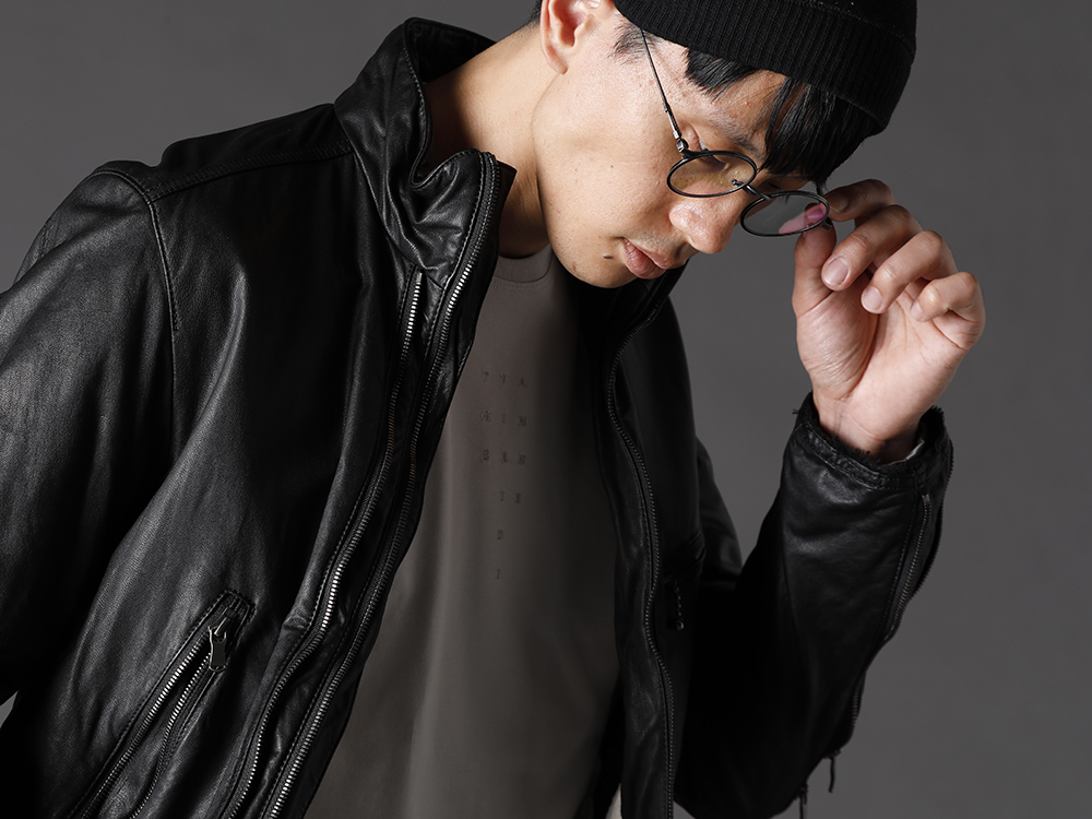 The Viridi-anne / RIGARDS 2022-23AW - Military-style leather jacket with eye-catching zipper design. - VI-3504-06-Black(Goat Leather Jacket Black) VI-3545-01-L-Gray(Jersey Stitch Embroidered L/S Tee L.Gray) VI-3549-09(Cotton Wool Beanie) RG2001TVA-Vintage-Black-Black(RIGARDS collaboration sunglasses - Vintage Black+Black / Clear+D.Gray Lens) - 2-005