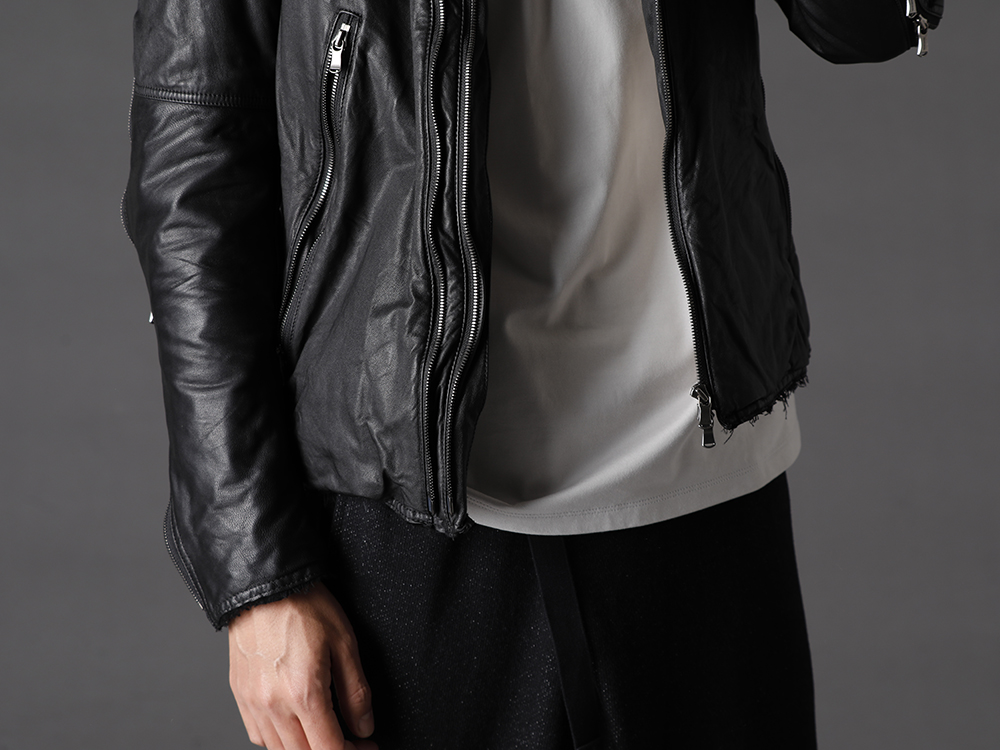 The Viridi-anne 2022-23AW - Military-style leather jacket with eye-catching zipper design. - VI-3504-06-Black(Goat Leather Jacket Black) VI-3545-01-L-Gray(Jersey Stitch Embroidered L/S Tee L.Gray) - 2-007