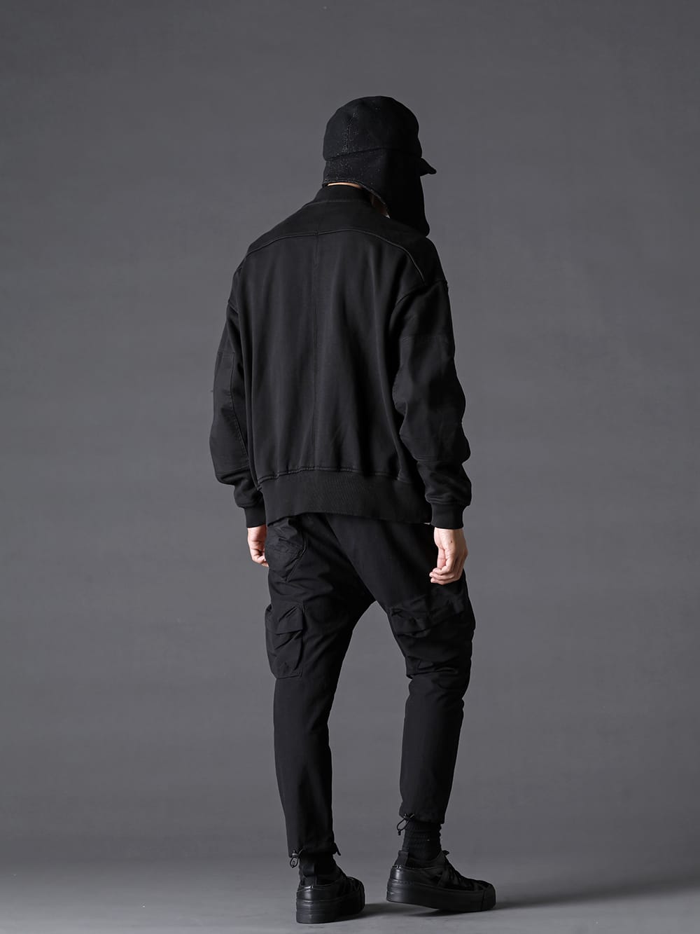 The Viridi-anne - ザ ヴィリジアン 2022-23AW スタイリング ミリタリースタイルをシックで大人な印象に - VI-3536-01 コットン裏毛 MA-1ブルゾン - VI-3546-01-L.Gray 袖レイヤードT L.グレー - VI-3509-04-Black タクティカルパンツ ブラック 1-003