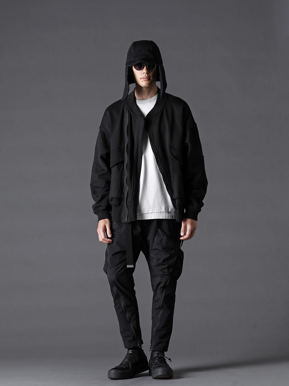 The Viridi-anne - ザ ヴィリジアン 2022-23AW - VI-3536-01 コットン裏毛 MA-1ブルゾン - VI-3546-01-L.Gray 袖レイヤードT L.グレー - VI-3509-04-Black タクティカルパンツ ブラック  4-001