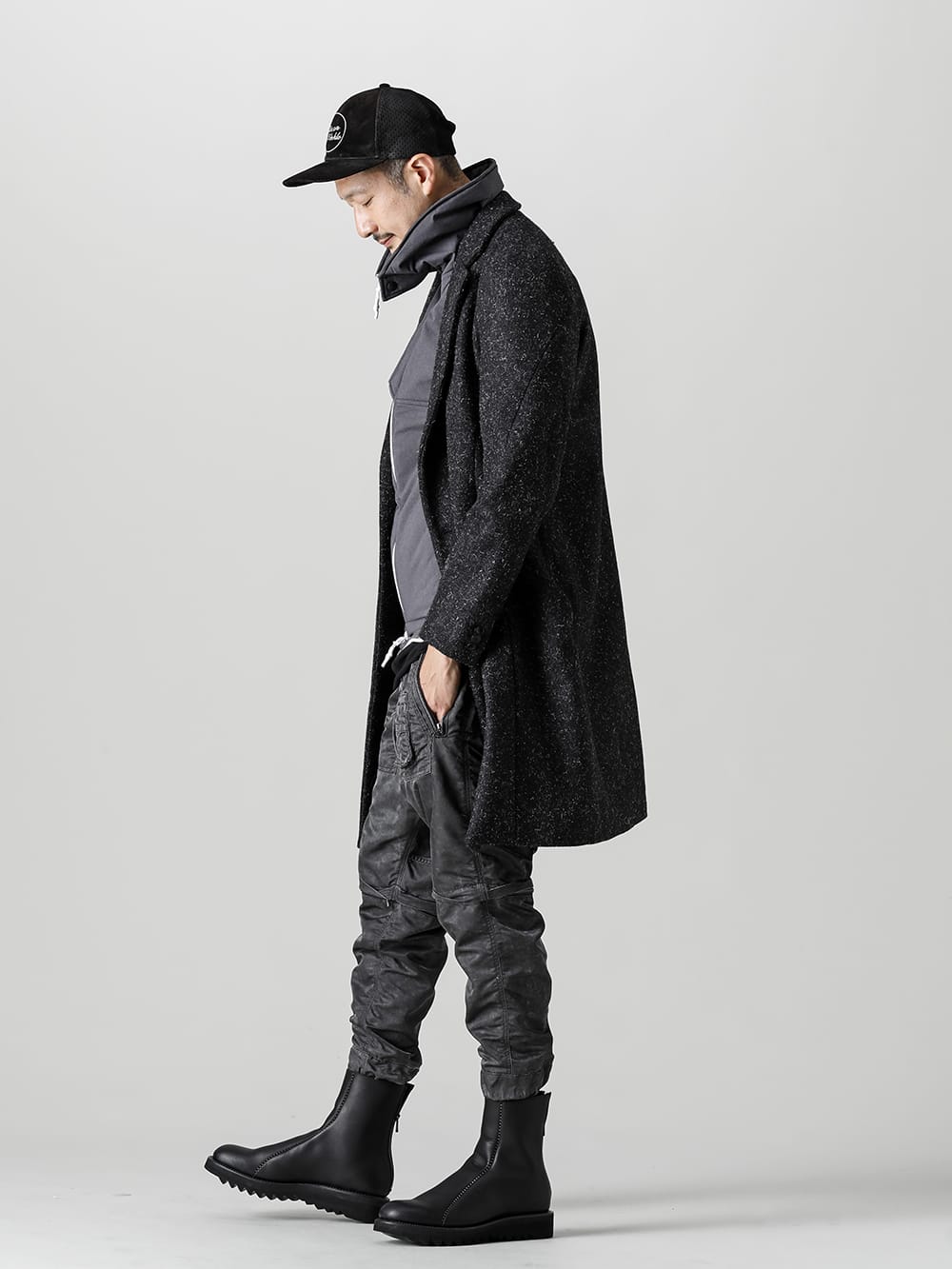 RIPVANWINKLE 2022-23AW Styling RIPVANWINKLE with a balanced mix of modes, sports, military and multiple categories - RB-453 Chester Coat
 - RB-452 Ski Vest - RB-429-Vintage-Black Parachute Pants Vintage Black 1-002