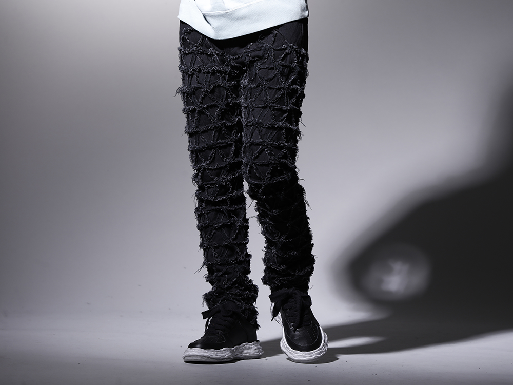 PHENOMENON / Maison MIHARAYASUHIRO 2022-23AW - High-impact denim pants stitched and built with a delta pattern - ILLPT22A-009-black(Delta Denim pants Black) A07FW706-Black(-WAYNE low-original distressed effect sole leather Low-Top sneakers Black) - 3-001