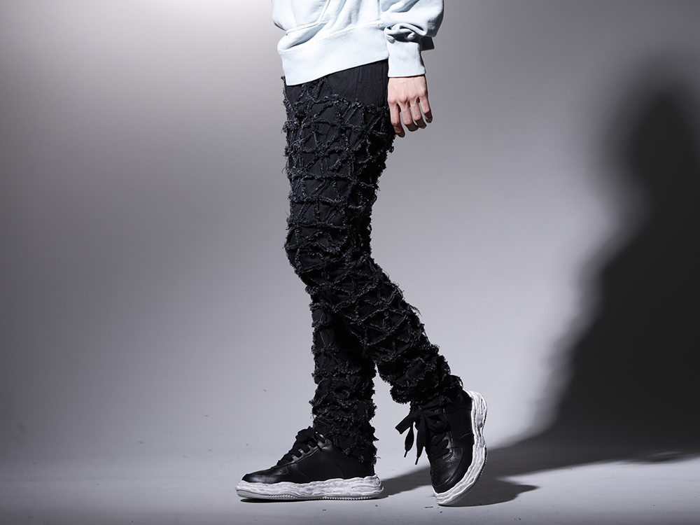 PHENOMENON / Maison MIHARAYASUHIRO 2022-23AW - High-impact denim pants stitched and built with a delta pattern - ILLPT22A-009-black(Delta Denim pants Black) A07FW706-Black(-WAYNE low-original distressed effect sole leather Low-Top sneakers Black) - 3-002
