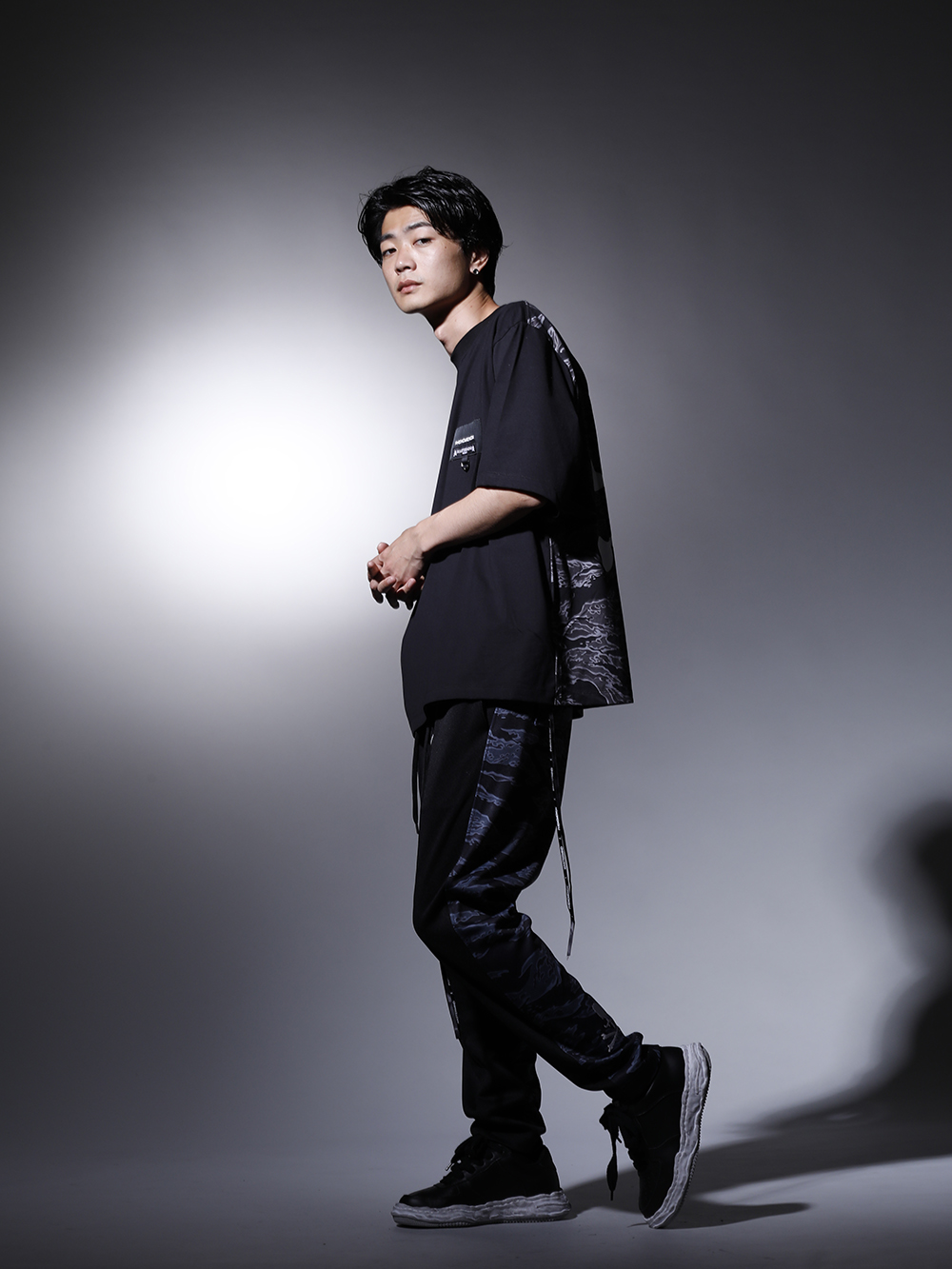 フェノメノン / メゾン ミハラヤスヒロ 2022-23AW - マスターマインド ワールドとのコラボレーションアイテムを使いより高級感あるスタイリング。 - ILLCS22A-030(マスターマインド・ワールド × フェノメノン タイガーカモ on スカル Tシャツ) ILLCS22A-029(マスターマインド・ワールド × フェノメノン ブラックタイガーカモ トラックパンツ) A07FW706-Black(-ウェイン ロー- オリジナルソール 汚し加工 レザー ロートップ スニーカー Black) - 3-002