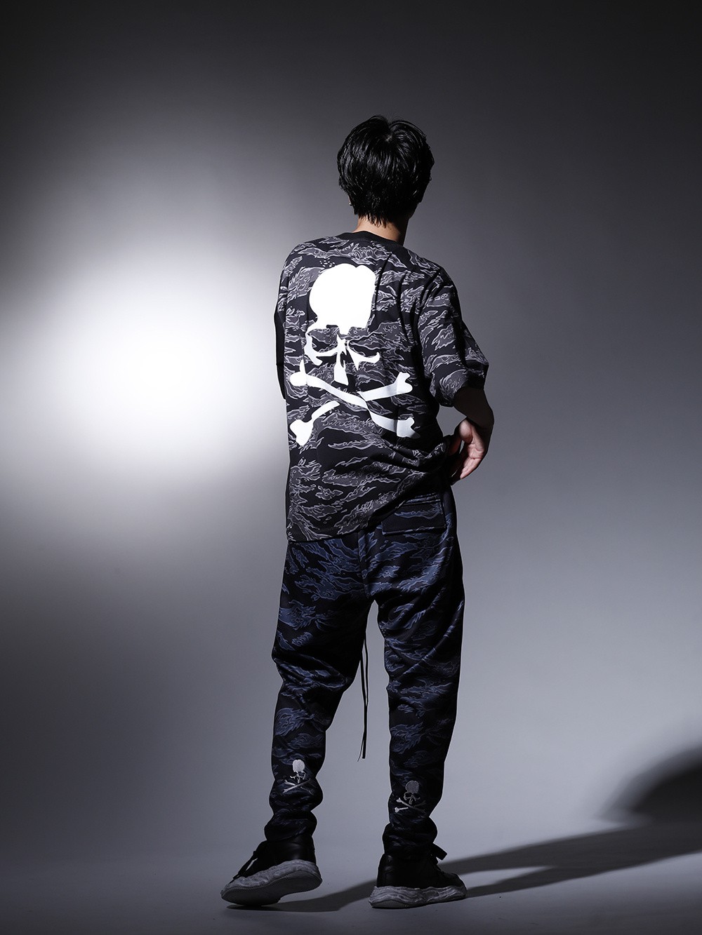 フェノメノン / メゾン ミハラヤスヒロ 2022-23AW - マスターマインド ワールドとのコラボレーションアイテムを使いより高級感あるスタイリング。 - ILLCS22A-030(マスターマインド・ワールド × フェノメノン タイガーカモ on スカル Tシャツ) ILLCS22A-029(マスターマインド・ワールド × フェノメノン ブラックタイガーカモ トラックパンツ) A07FW706-Black(-ウェイン ロー- オリジナルソール 汚し加工 レザー ロートップ スニーカー Black) - 3-003
