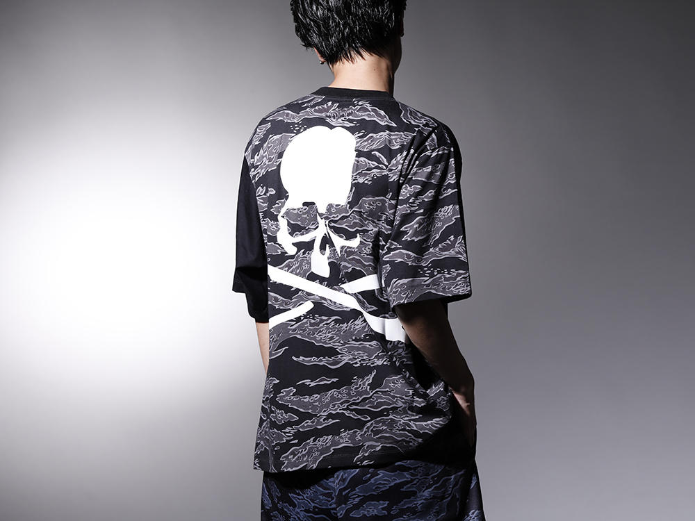 フェノメノン 2022-23AW - マスターマインド ワールドのスカルロゴを生かしたインパクトのある組み合わせ。 - ILLCS22A-030(マスターマインド・ワールド × フェノメノン タイガーカモ on スカル Tシャツ) - 3-005