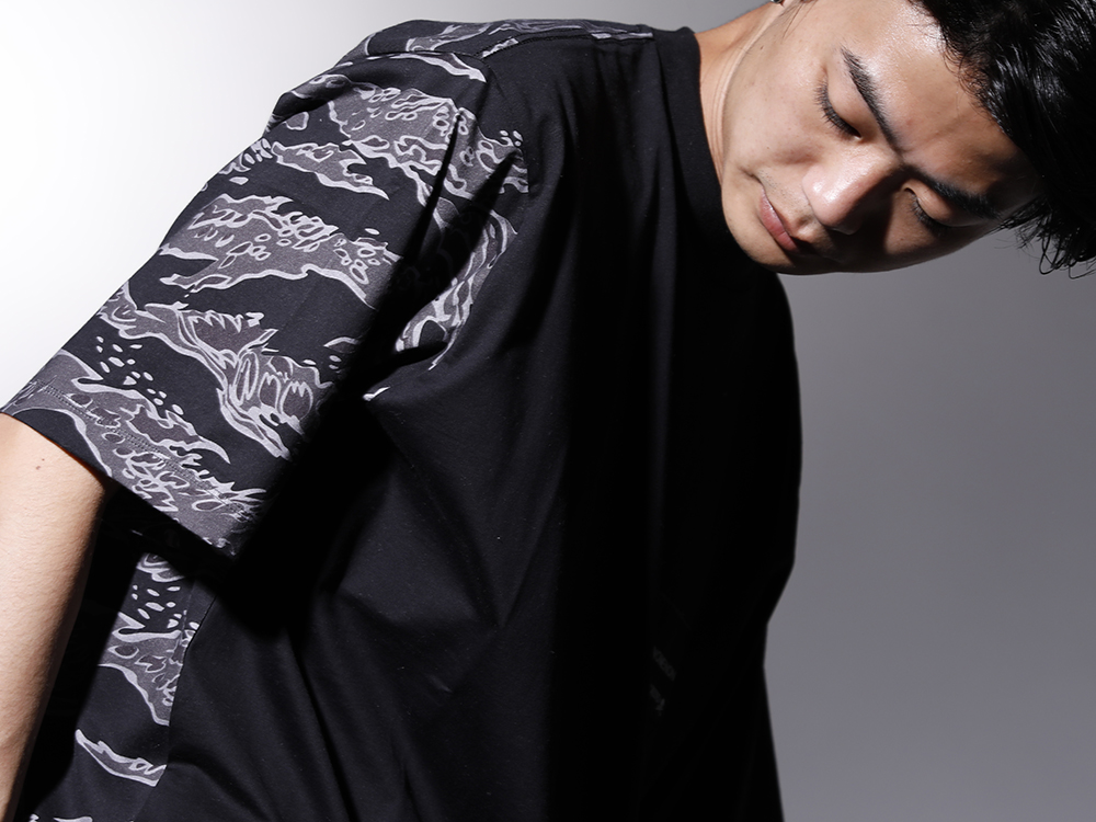 フェノメノン 2022-23AW - マスターマインド ワールドのスカルロゴを生かしたインパクトのある組み合わせ。 - ILLCS22A-030(マスターマインド・ワールド × フェノメノン タイガーカモ on スカル Tシャツ) - 3-006