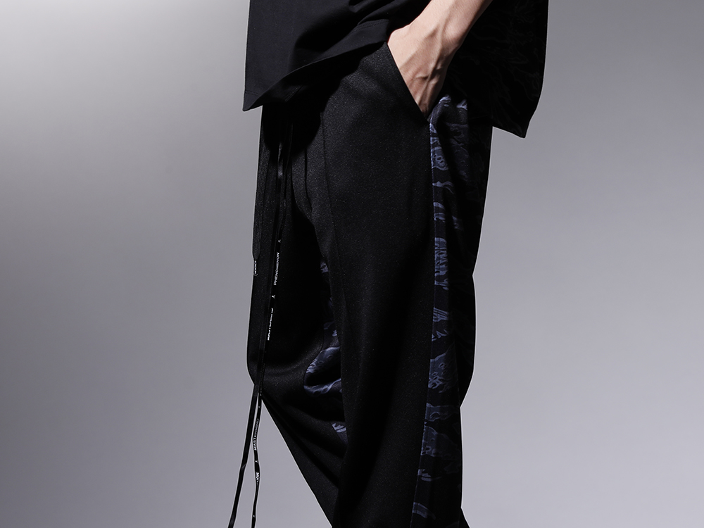 フェノメノン 2022-23AW - マスターマインド ワールドとのコラボレーションアイテムをオールシーズン楽しめるトラックパンツ。 - ILLCS22A-029(マスターマインド・ワールド × フェノメノン ブラックタイガーカモ トラックパンツ) - 4-004