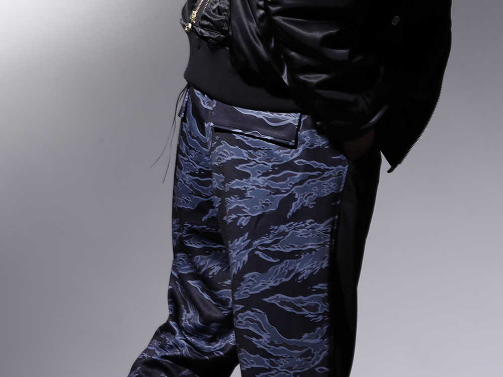フェノメノン 2022-23AW - マスターマインド ワールドとのコラボレーションアイテムをオールシーズン楽しめるトラックパンツ。 - ILLCS22A-029(マスターマインド・ワールド × フェノメノン ブラックタイガーカモ トラックパンツ) - 4-005