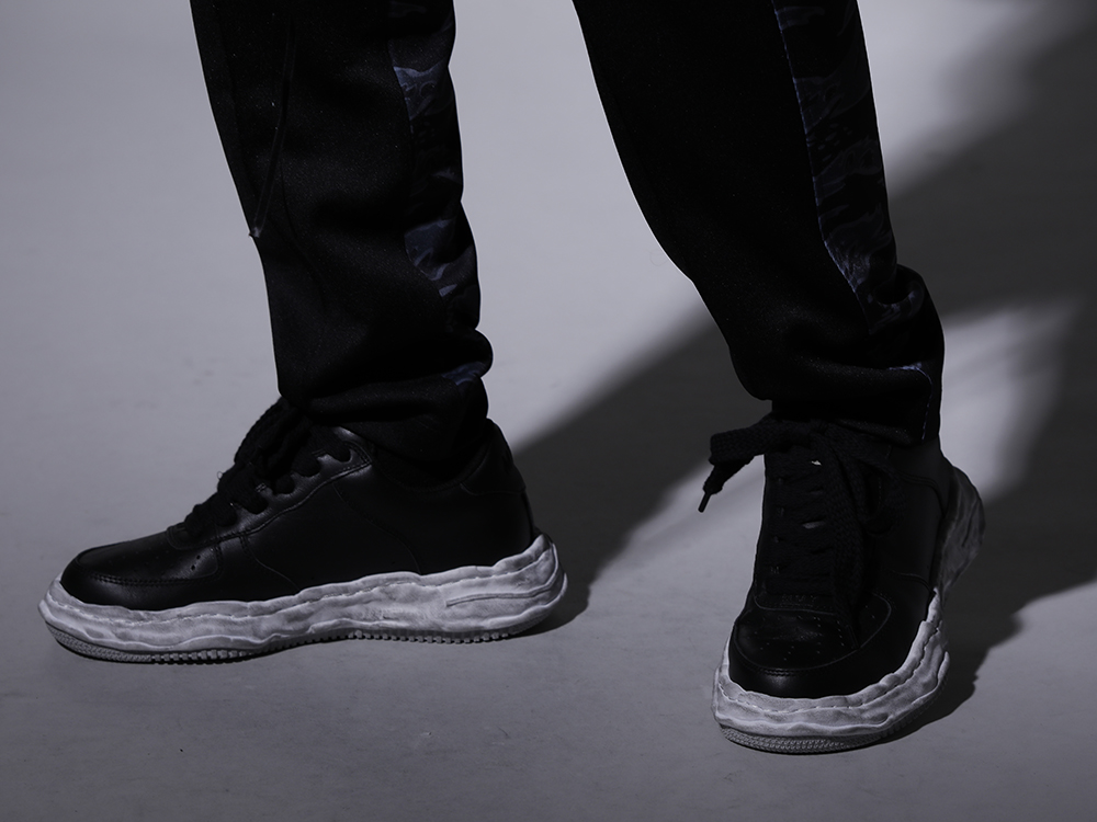 メゾン ミハラヤスヒロ 2022-23AW - マスターマインド ワールドとのコラボレーションアイテムをオールシーズン楽しめるトラックパンツ。 - A07FW706-Black(-ウェイン ロー- オリジナルソール 汚し加工 レザー ロートップ スニーカー Black) - 4-006