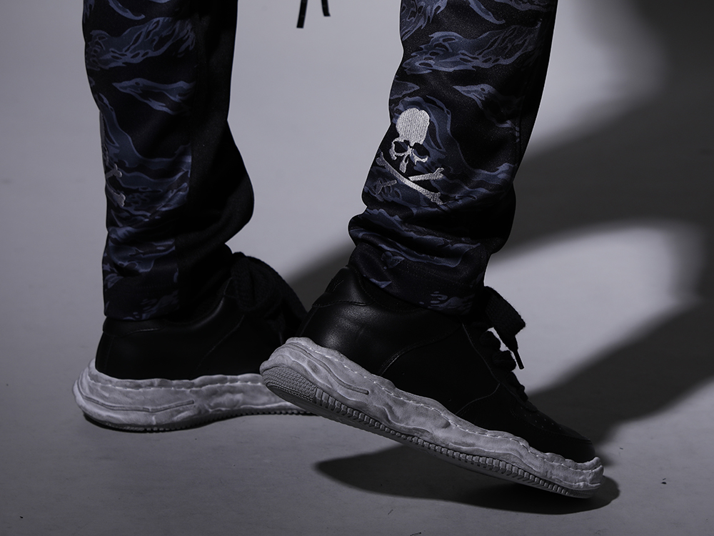 メゾン ミハラヤスヒロ 2022-23AW - マスターマインド ワールドとのコラボレーションアイテムをオールシーズン楽しめるトラックパンツ。 - A07FW706-Black(-ウェイン ロー- オリジナルソール 汚し加工 レザー ロートップ スニーカー Black) - 4-007