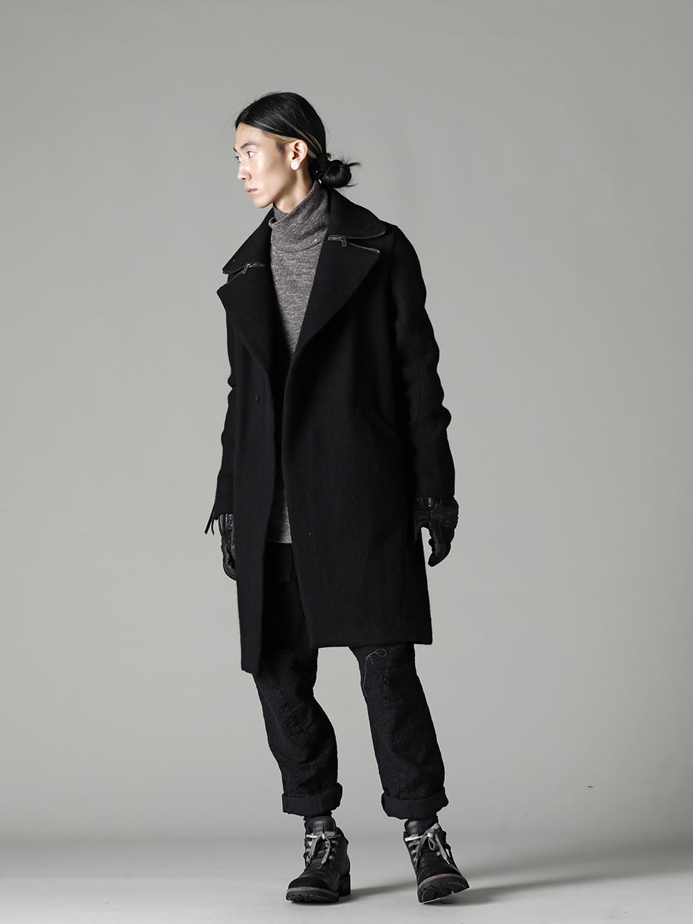 D.HYGEN 22-23AW スタイリング D.HYGEN has consistently expressed its profound elegance. - ST106-0122A Harris Tweed Washer Double Breasted Coat ST101-0822A-Brown Shetland wool and linen knitted high neck long sleeve T-shirt Brown ST107-0322AScab Scab Jaguar Stretch Cotton Denim Tapered Cropped Pants ST108-0822A Patchwork Multi-Leather Overlock Zipper Gloves ST109-0122S-Black Horse Leathe Sneaker Derbyy Shoes Black   1-001