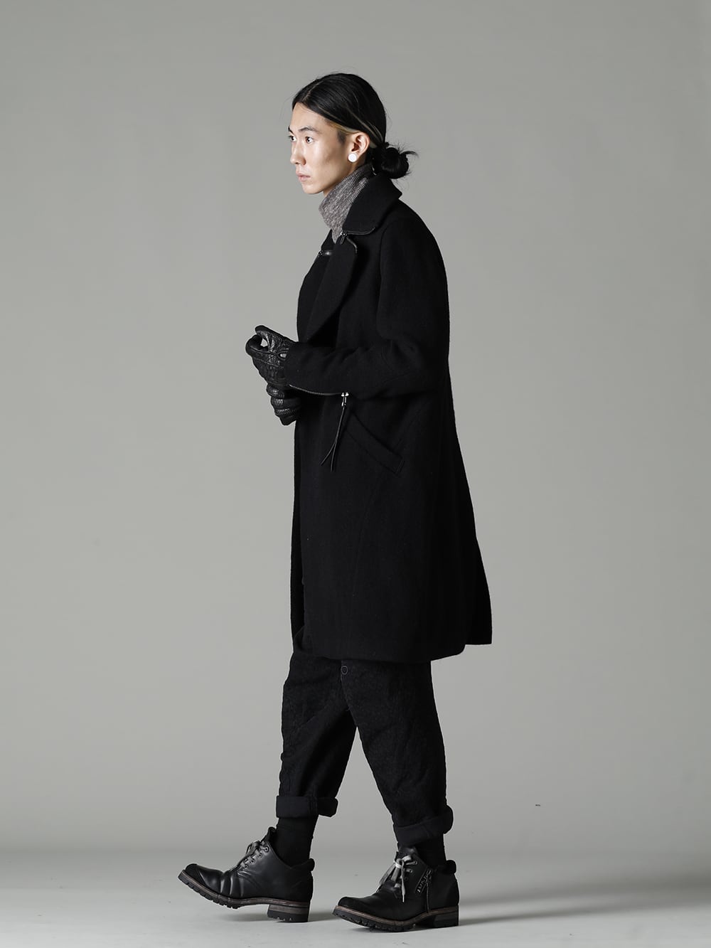 D.HYGEN 22-23AW スタイリング D.HYGEN has consistently expressed its profound elegance. - ST106-0122A Harris Tweed Washer Double Breasted Coat ST101-0822A-Brown Shetland wool and linen knitted high neck long sleeve T-shirt Brown ST107-0322AScab Scab Jaguar Stretch Cotton Denim Tapered Cropped Pants ST108-0822A Patchwork Multi-Leather Overlock Zipper Gloves ST109-0122S-Black Horse Leathe Sneaker Derbyy Shoes Black   1-002