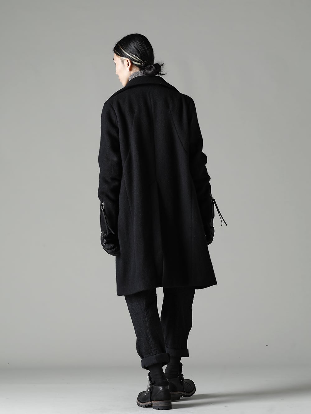 D.HYGEN 22-23AW スタイリング D.HYGEN has consistently expressed its profound elegance. - ST106-0122A Harris Tweed Washer Double Breasted Coat ST101-0822A-Brown Shetland wool and linen knitted high neck long sleeve T-shirt Brown ST107-0322AScab Scab Jaguar Stretch Cotton Denim Tapered Cropped Pants ST108-0822A Patchwork Multi-Leather Overlock Zipper Gloves ST109-0122S-Black Horse Leathe Sneaker Derbyy Shoes Black   1-003