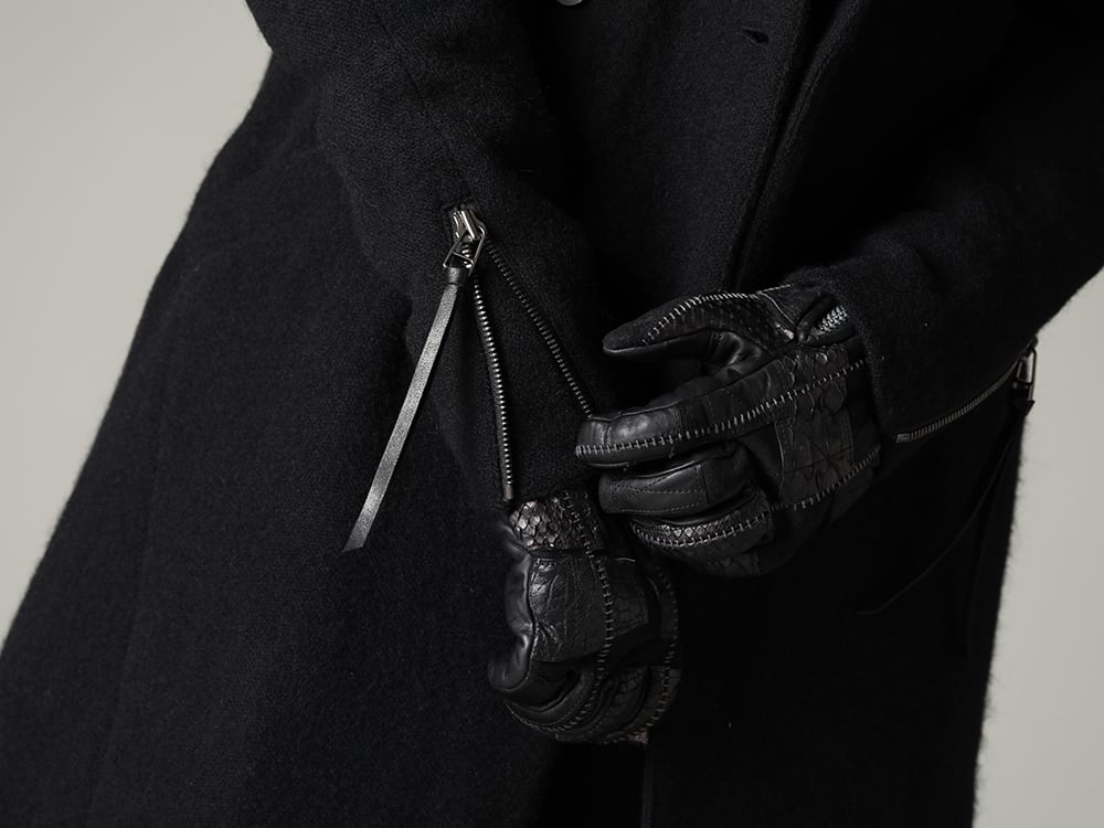 D.HYGEN 22-23AW An air of D.HYGEN by making a pinpoint assertion.  - ST106-0122A Harris Tweed Washer Double Breasted Coat ST101-0822A-Brown Shetland wool and linen knitted high neck long sleeve T-shirt Brown ST107-0322AScab Scab Jaguar Stretch Cotton Denim Tapered Cropped Pants ST108-0822A Patchwork Multi-Leather Overlock Zipper Gloves  2-002