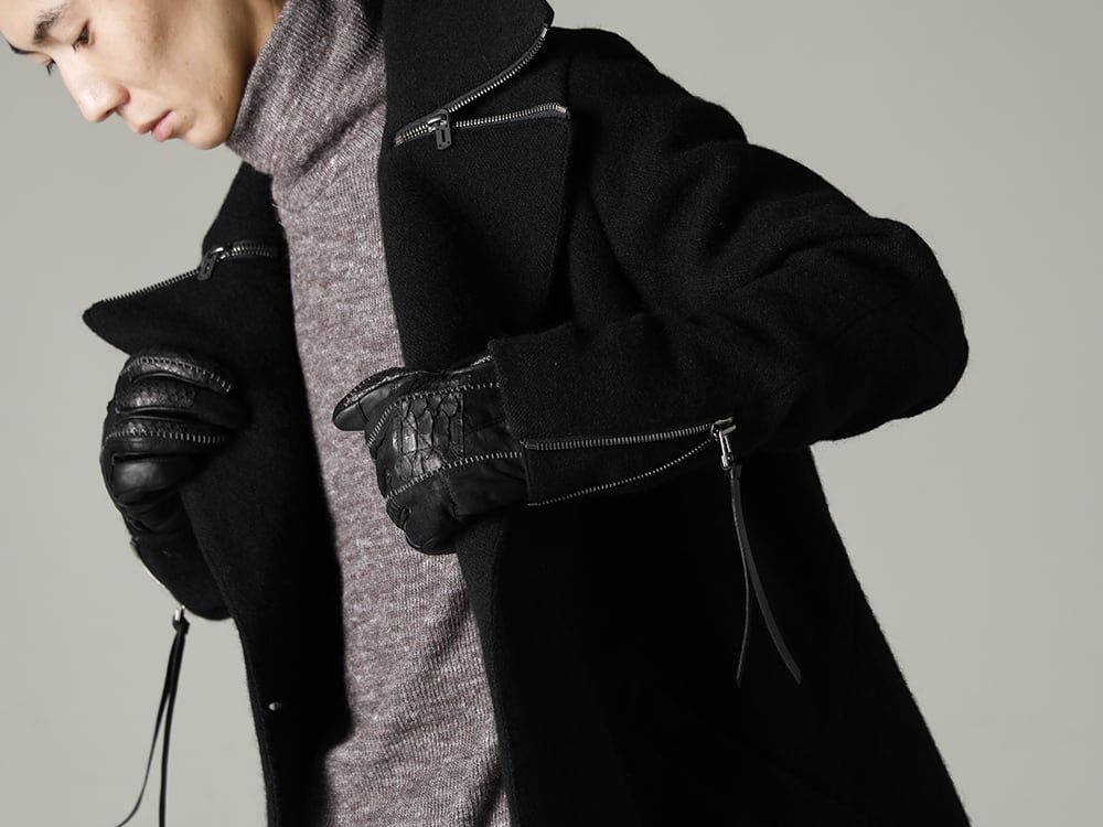 D.HYGEN 22-23AW An air of D.HYGEN by making a pinpoint assertion.  - ST106-0122A Harris Tweed Washer Double Breasted Coat ST101-0822A-Brown Shetland wool and linen knitted high neck long sleeve T-shirt Brown ST107-0322AScab Scab Jaguar Stretch Cotton Denim Tapered Cropped Pants ST108-0822A Patchwork Multi-Leather Overlock Zipper Gloves  2-005