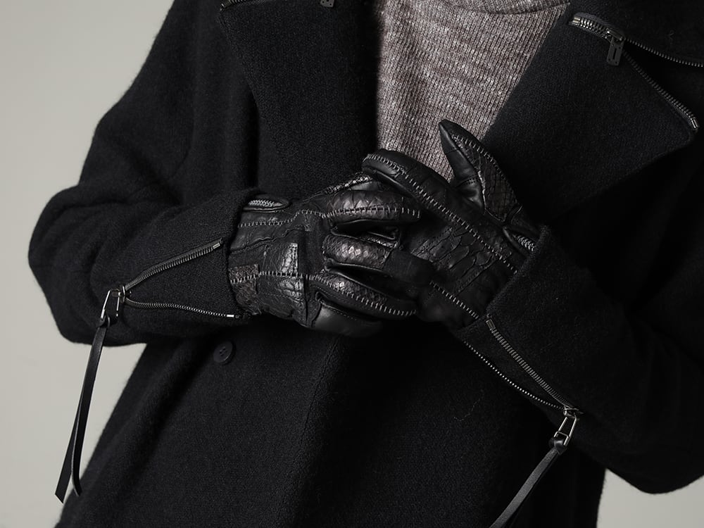 D.HYGEN 22-23AW An air of D.HYGEN by making a pinpoint assertion.  - ST106-0122A Harris Tweed Washer Double Breasted Coat ST101-0822A-Brown Shetland wool and linen knitted high neck long sleeve T-shirt Brown ST107-0322AScab Scab Jaguar Stretch Cotton Denim Tapered Cropped Pants ST108-0822A Patchwork Multi-Leather Overlock Zipper Gloves  2-006