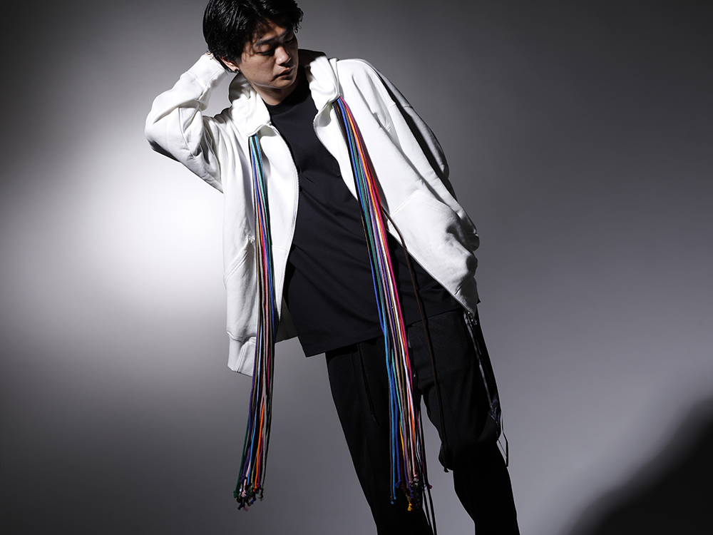 PHENOMENON 2022-23AW The design is characterized by the large number of multi-colored spindles attached to the hood opening and the spacious silhouette of this zip-up hoodie has a great impact. - Casual style filled with both brands' particularties. - ILLCS22A-034-White(MASTERMIND WORLD × PHENOMENON Multi Cord Zip-up Hooded (PHMN Original 2008) White) ILLCS22A-030(MASTERMIND WORLD × PHENOMENON Tiger Camo on Skull Tee) - 2-006