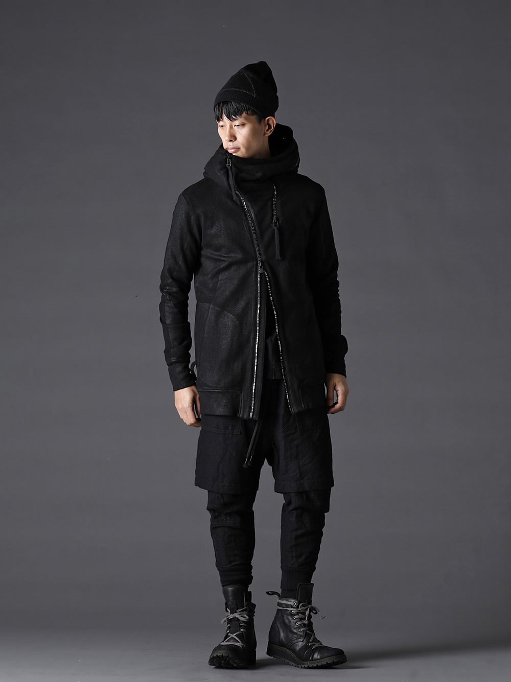 The Viridi-anne(ザ ヴィリジアン) D.HYGEN(ディーハイゲン) 22-23AW(秋冬) スタイリング - コーティングフーディとレイヤードパンツ、足元にブーツを合わせたした秋のカジュアルなブラックスタイリング  カジュアルながら重厚感のあるアイテムをチョイス - ST101-0122A無撚糸裏毛コーティングダブルジップフーデッドジャケット VI-3541-01-Black NY/PUベア天竺 丸首T ブラック VI-3519-04 ウール/リネン コンビネーション レイヤードパンツ ST109-0122A-Black ホースレザーレースアップスニーカーブーツ ブラック  
