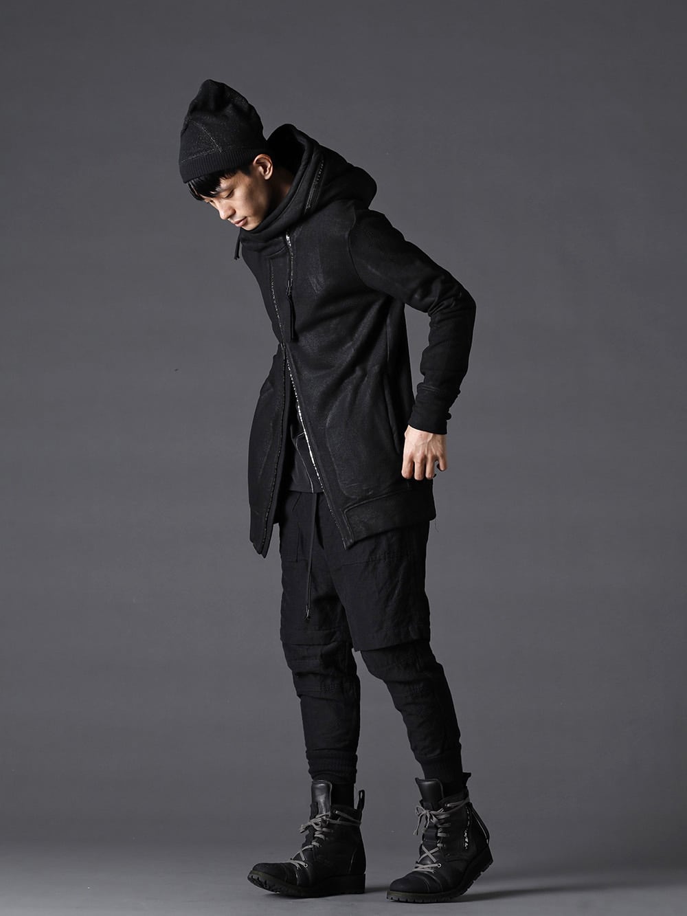 The Viridi-anne(ザ ヴィリジアン) D.HYGEN(ディーハイゲン) 22-23AW(秋冬) スタイリング カジュアルながら重厚感のあるアイテムをチョイスした秋のスタイリング - ST101-0122A無撚糸裏毛コーティングダブルジップフーデッドジャケット VI-3541-01-Black NY/PUベア天竺 丸首T ブラック VI-3519-04 ウール/リネン コンビネーション レイヤードパンツ ST109-0122A-Black ホースレザーレースアップスニーカーブーツ ブラック VI-3549-09 綿ウール ビーニー 1-001